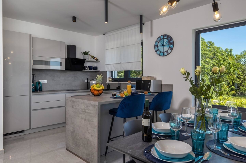 Pool och havsutsikt över villa H1647, regionen Crikvenica, Kroatien - Panorama Scouting Real Estate.