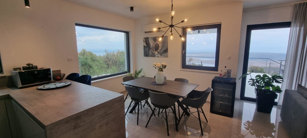 Baksidan av villa H1647, som är till salu i Kroatien.