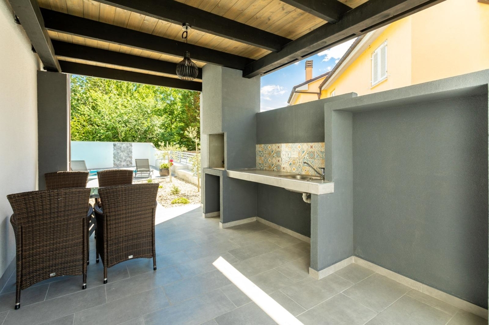 Sommarkök med grill på Krk i Kroatien - Panorama Scouting.