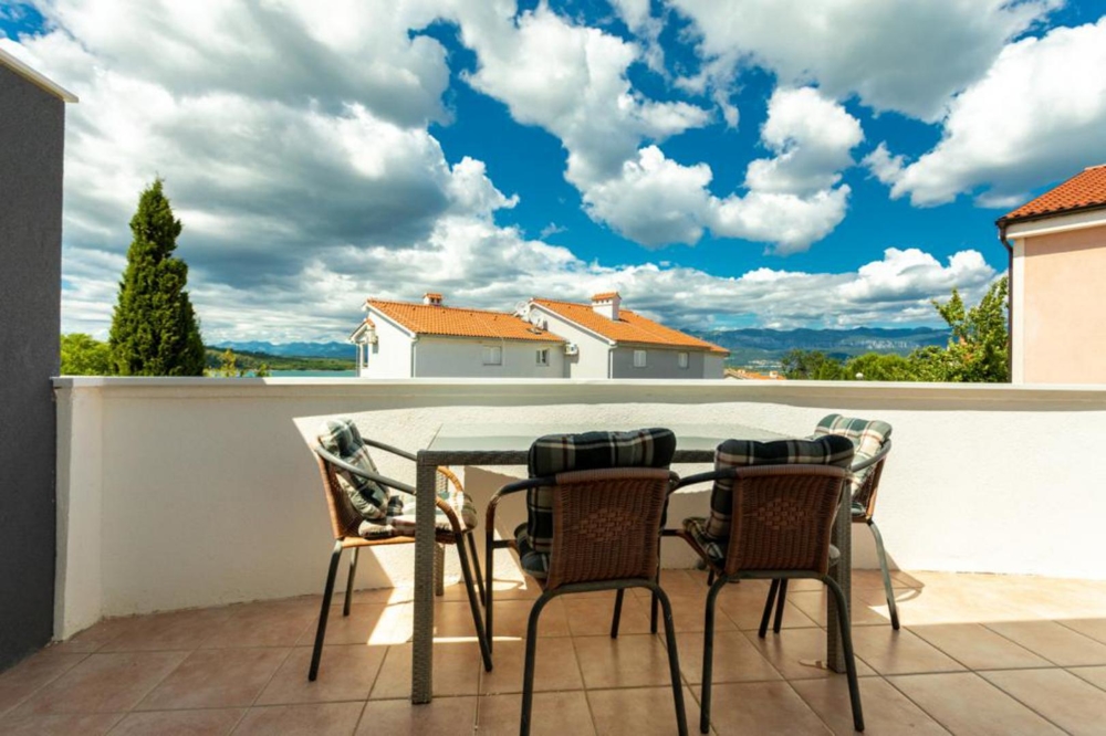 Rymlig terrass med utsikt över havet.