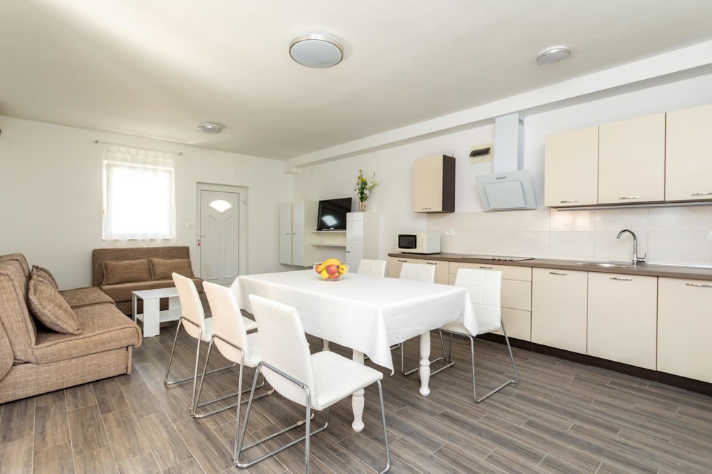 Vardagsrum och matplats i fastigheten H1656 på Krk i Kroatien - Panorama Scouting.