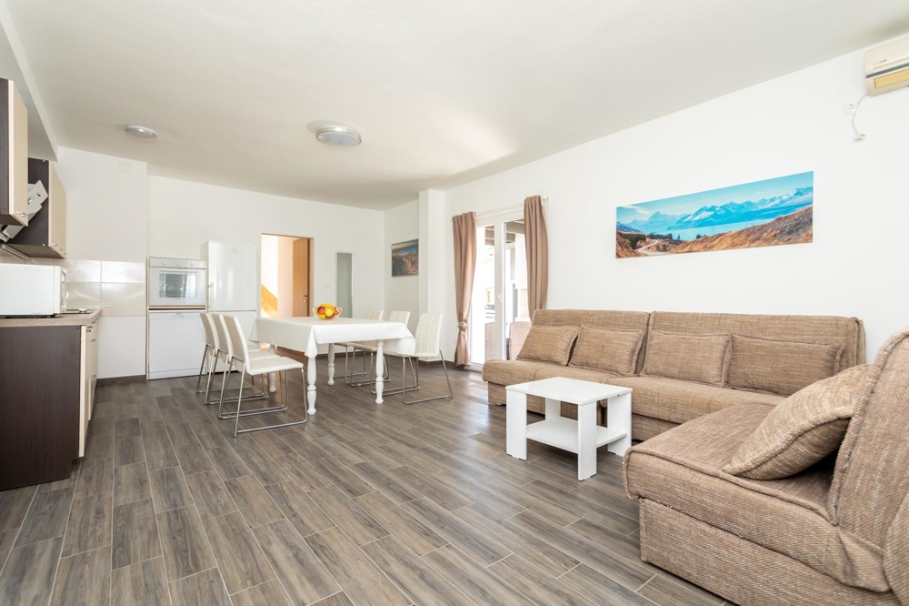 Möblerat vardagsrum i hus H1656 till salu nära Soline i Kroatien, ön Krk.