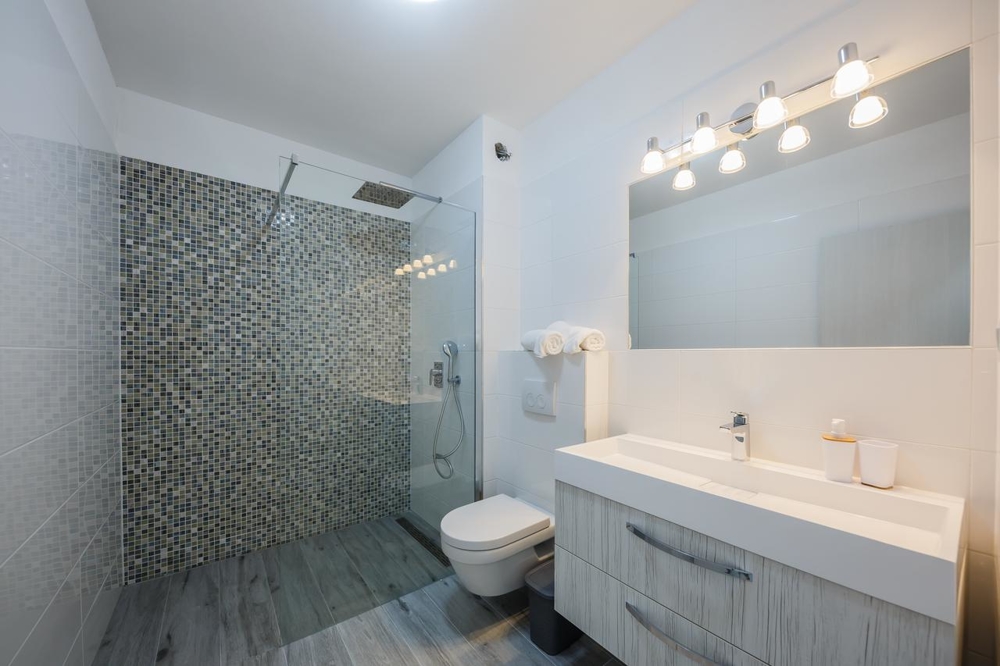 Modernt badrum i Villa H1658, Panorama Scouting.