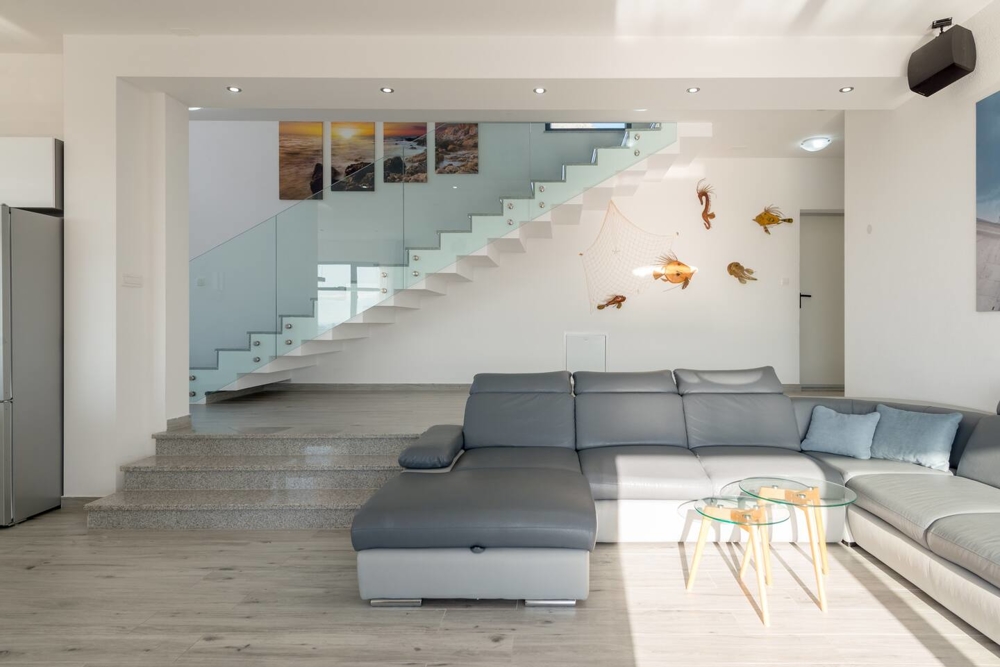 Modernt inredd vardagsrumsdel.