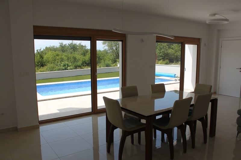 Utsikt över poolen och trädgården.