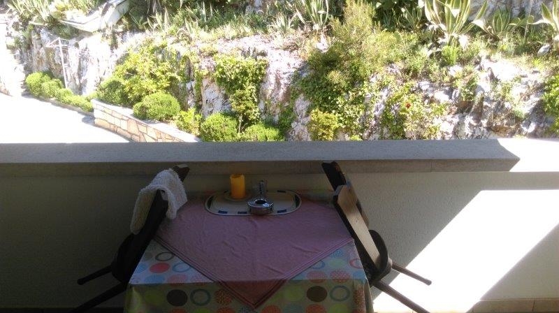 Utsikt från balkongen in i Medelhavets omgivningar.