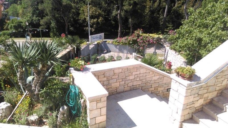 Extern trappa leder till övervåningen i huset H1678, som är till salu nära Rovinj i Istrien.