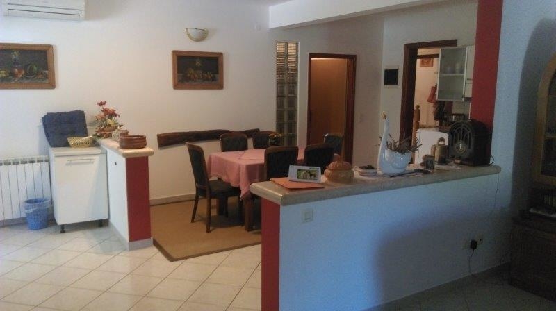 Vardagsrum med kök och matplats i fastigheten H1678 i Istrien - Panorama Scouting.