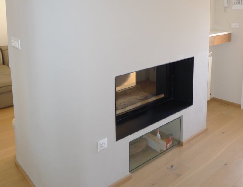 Öppen spis i villans vardagsrum.