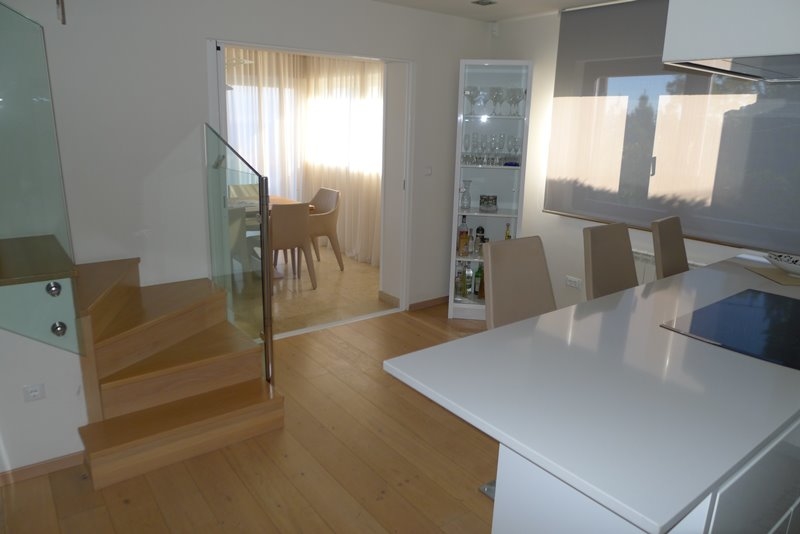 Vardagsrum och trappa till övervåningen i Villa H1679.