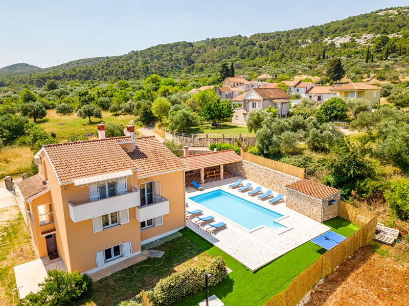 Stort hus att köpa på Pasman