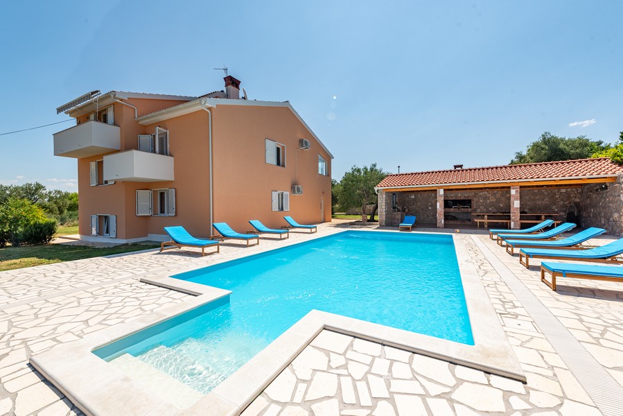 Köp ett hus i ett lugnt läge med pool i Kroatien