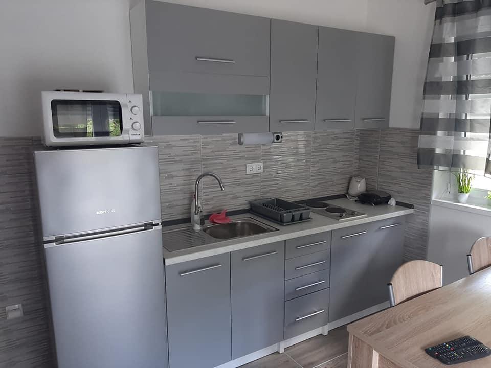 Kök med funktionell utrustning och modern design.