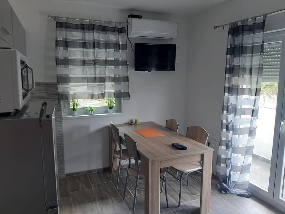 Luftkonditionerad matplats i hus H1733 nära Senj, Kroatien.