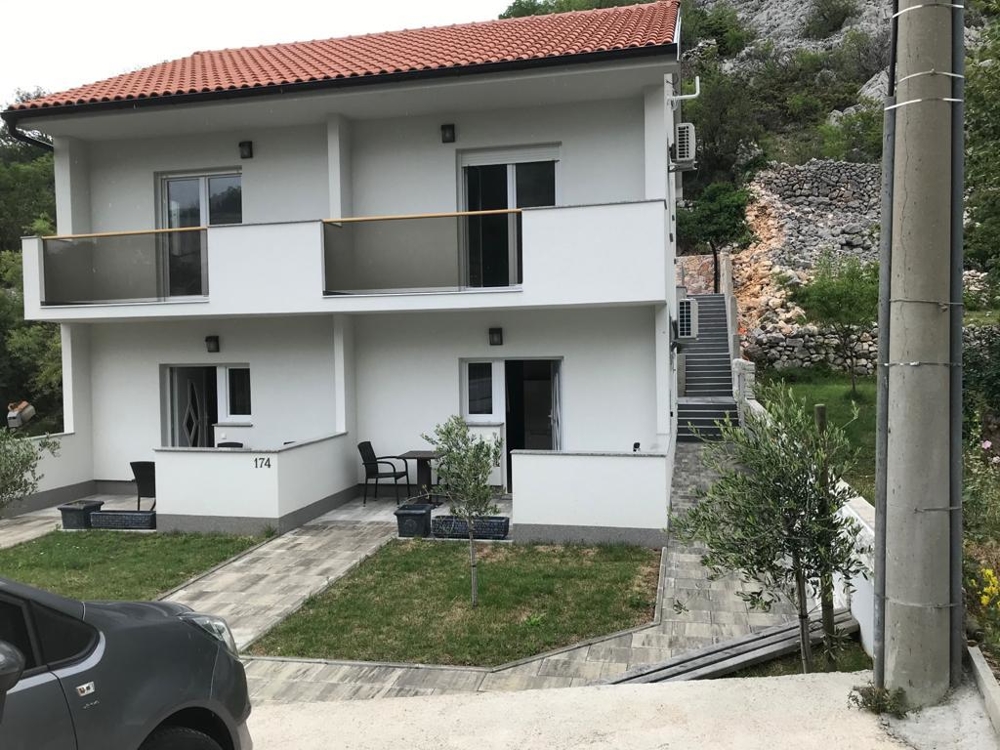 Köp ett nyare hus med fyra separata bostäder i Senj-regionen i Kroatien - Panorama Scouting.