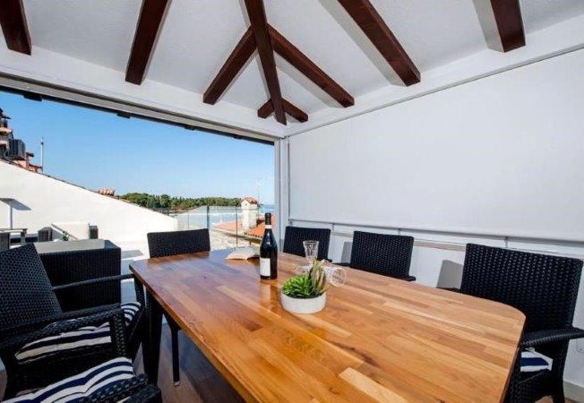 Matplats och utsikt över terrassen.