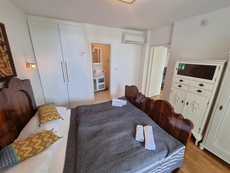 Luftkonditionerat sovrum.