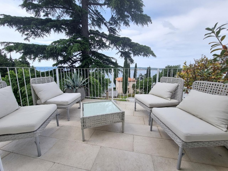 Terrass med vacker utsikt över havet.