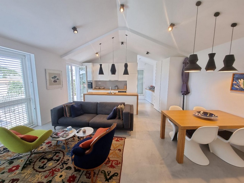 Attraktiv lägenhet på översta våningen i Villa H1781 - Panorama Scouting Immobilien.