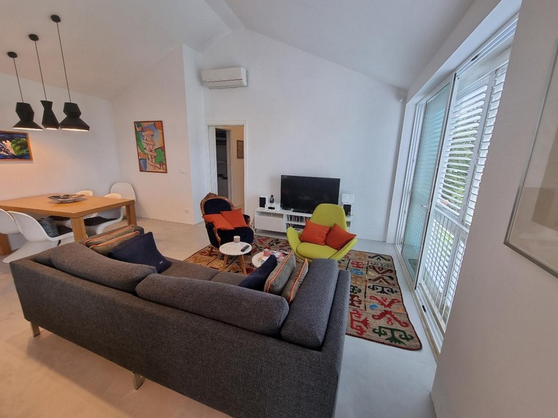 Vardagsrum med luftkonditionering.