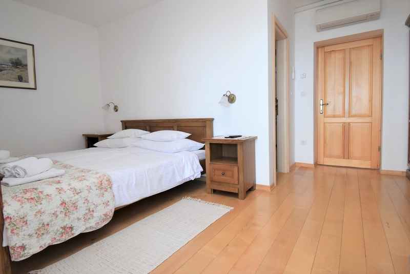 Sovrummet på fastigheten H1785 i Kroatien - Panorama Scouting.