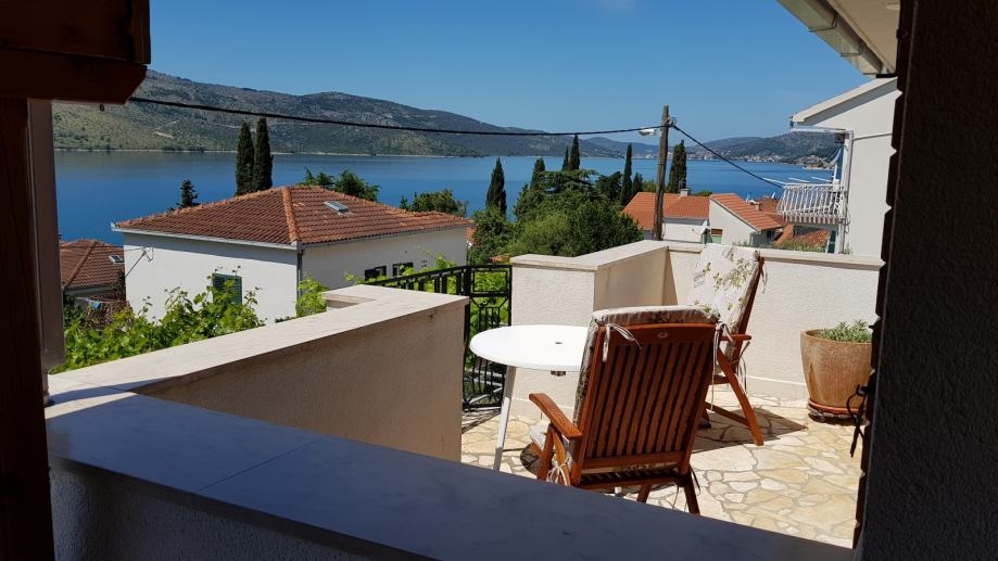 Havsutsikt från terrassen på fastighet H1790 i Trogir-regionen, Kroatien - Panorama Scouting.