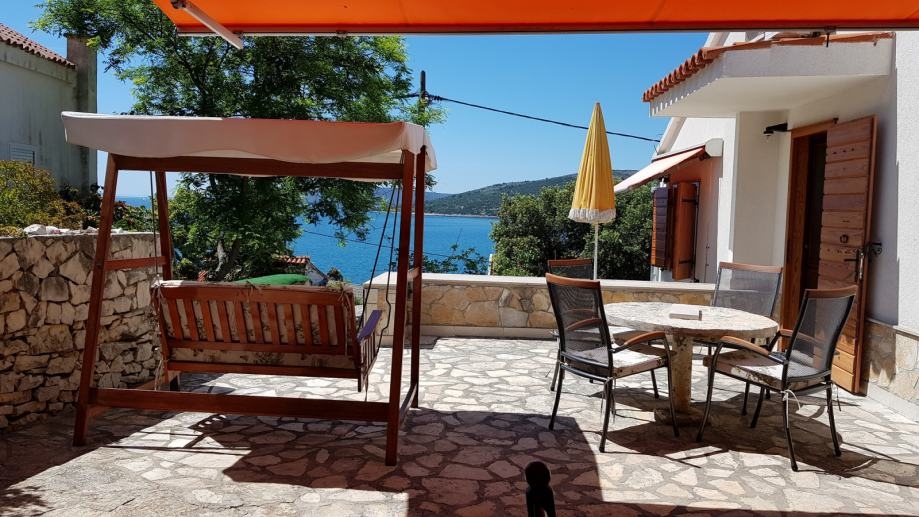 Terrass med havsutsikt i hus H1790, som är till salu nära Trogir på fastlandetskusten - Panorama Scouting.