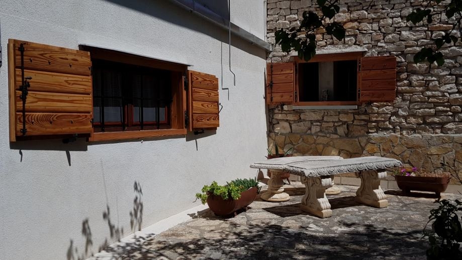 Fasad på huset från H1790 nära Trogir i Kroatien - Panorama Scouting.
