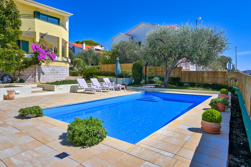 Pool och terrass i Villa H1804