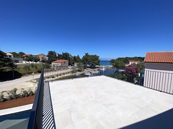 Modern villa vid havet på ön Ugljan i Kroatien till salu - Panorama Scouting Real Estate.