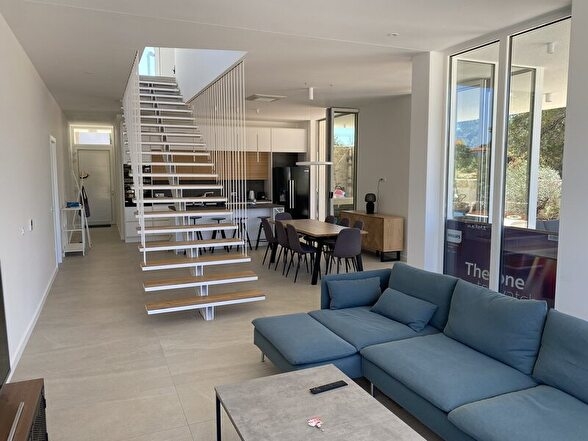 Vardagsrum och trappa upp till övervåningen.