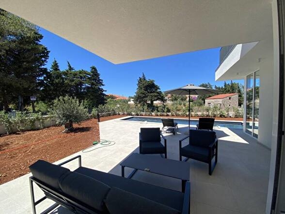 Terrass med utsikt över poolen.