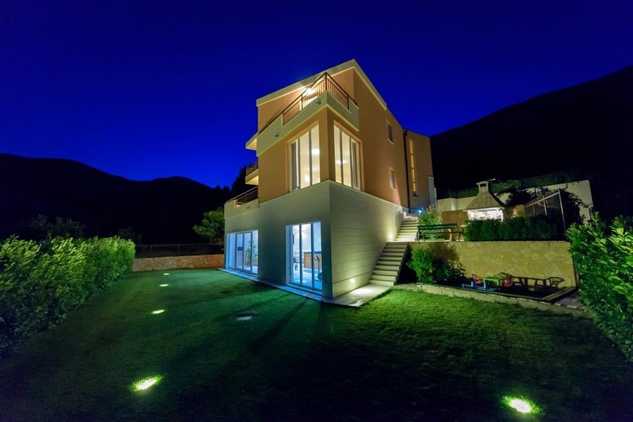 Villa H1828 nära Split på natten.