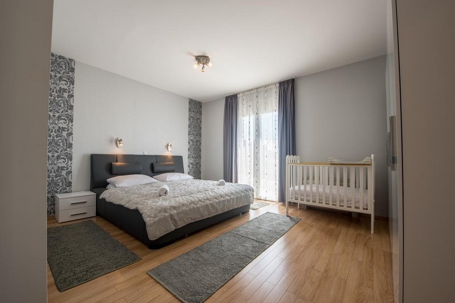 Matplats och modernt kök.