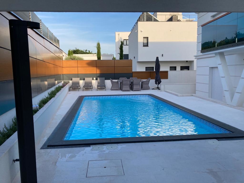 Pool av lyxvilla H1851 i Crikvenica, Kroatien.