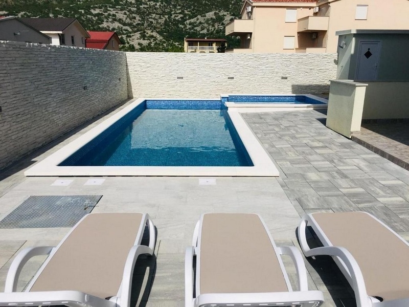 Pool av huset H1872, som är till salu i Kroatien på Karlobag.