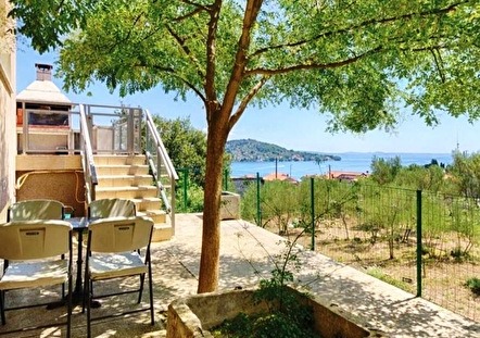 Utsikt över Medelhavets utomhusområde i fastigheten.