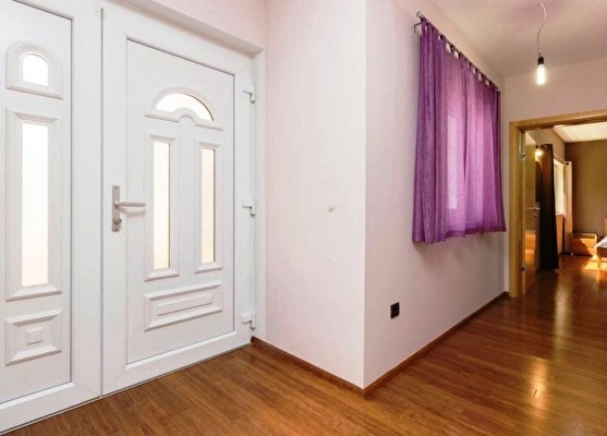 Entré och hall till fastighet H1888, ön Ugljan.