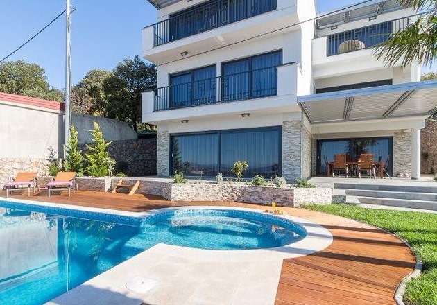 Pool och solterrass.