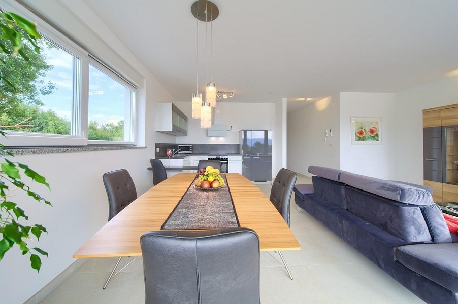 Modernt inredd vardagsrumsdel.