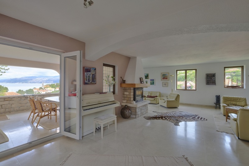 Vardagsrum med terrass och havsutsikt på vinden i hus H1905.