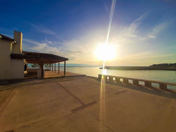 Byggnader vid havet i Kroatien H1912 - Panorama Scouting.