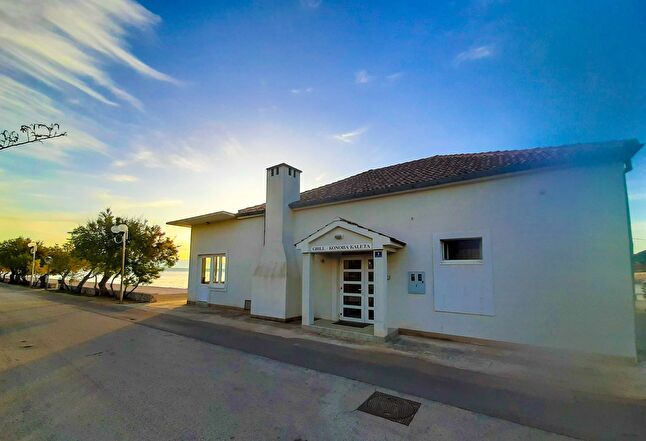 Fastighet för renovering vid havet på ön Ugljan i Kroatien - Panorama Scouting.