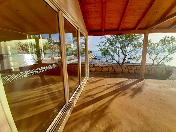 Terrass av fastighet H1912, som ligger direkt vid havet i Kroatien.