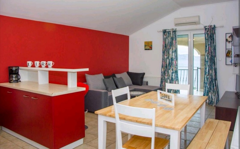 Luftkonditionerat vardagsrum och matplats.