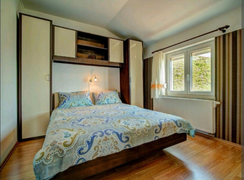 Funktionellt inrett sovrum.