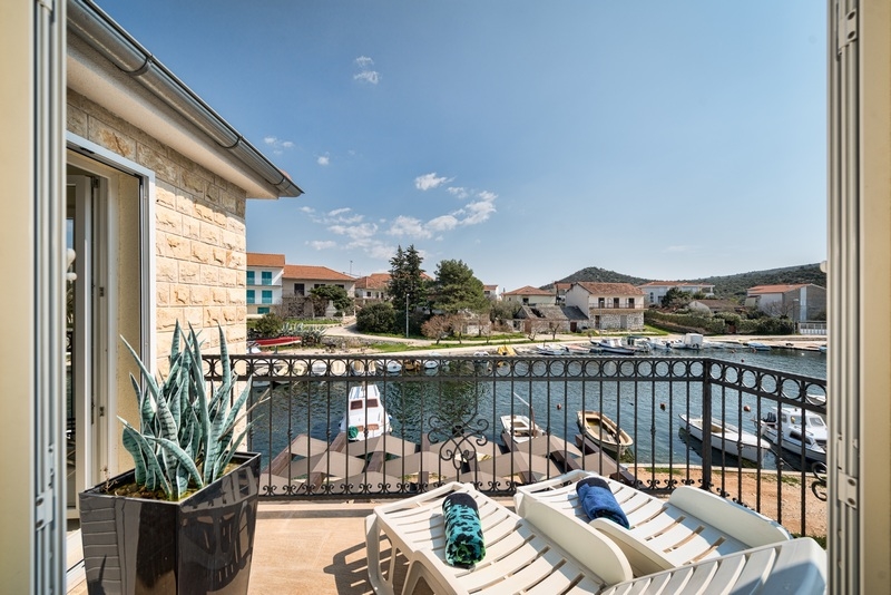 Hus med havsutsikt nära Rogoznica i Kroatien till salu - Panorama Scouting H1917.