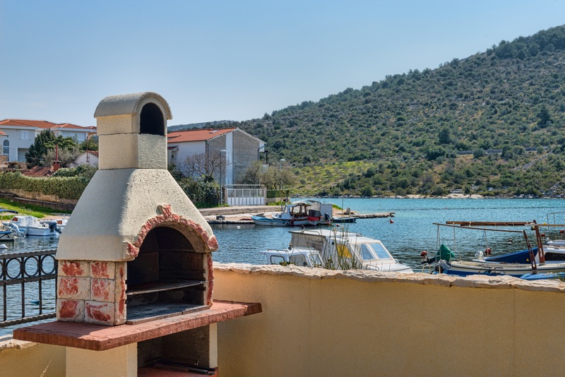 Grill och havsutsikt - fastighet H1917 nära Rogoznica i Kroatien.