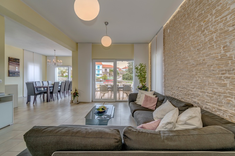 Vardagsrum och utsikt över terrassen.