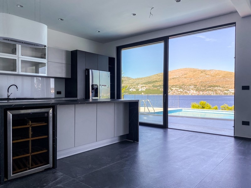 Trädgård av fastigheten H1921, som är till salu i Kroatien, ön Ciovo Trogir - Panorama Scouting.